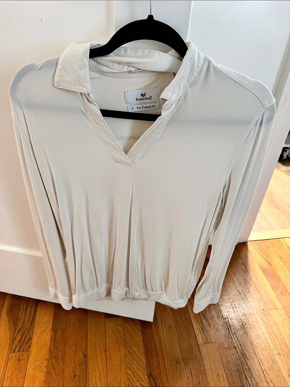 Buttercloth Pre-Tucked Fit Long Sleeve V-Neck Shirt V-Neck Top White Small